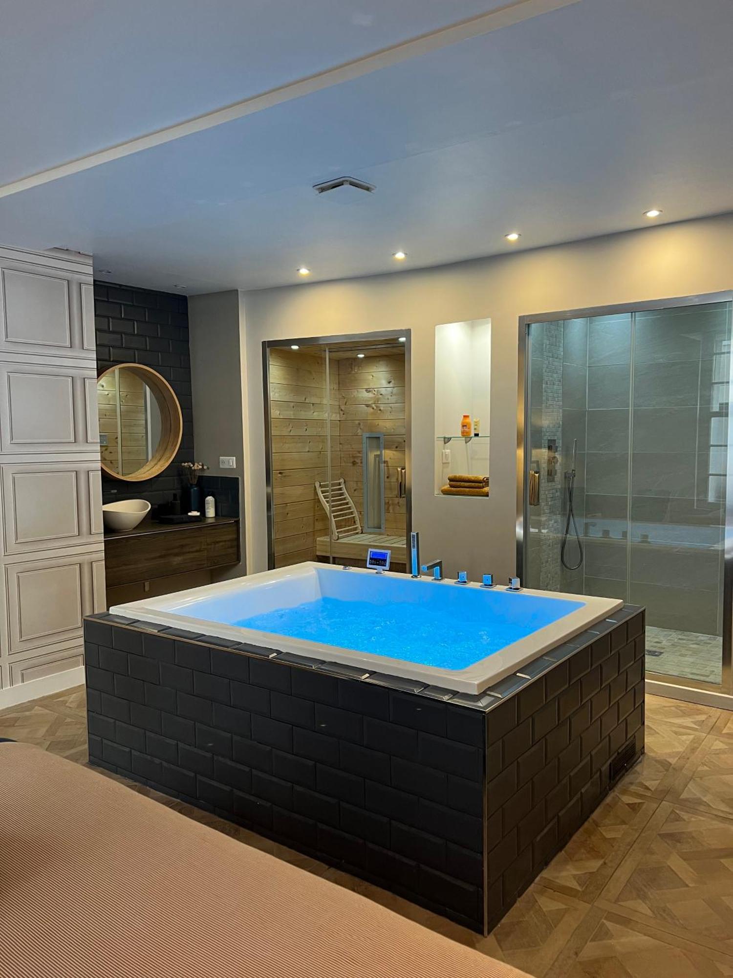 Appartement Avec Jacuzzi Sauna & Home Cinema - Nid D'Angers Exteriör bild
